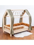 Bed met bruine gevlochten bedbumper